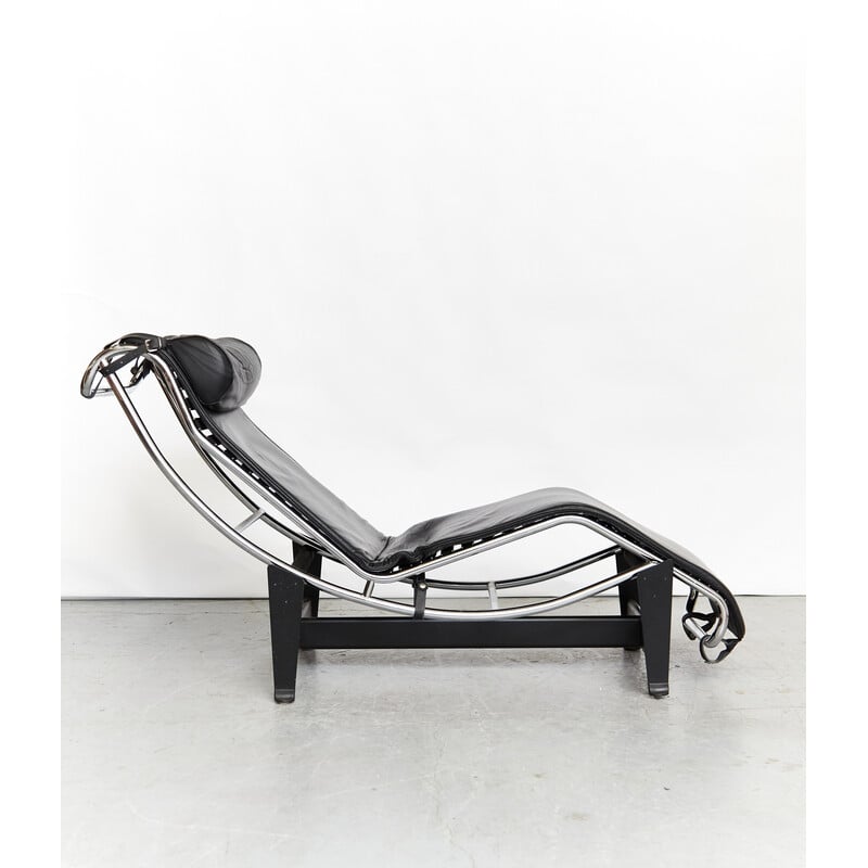 Vintage LC4 reclining armchair in black leather by Perriand et Jeanneret