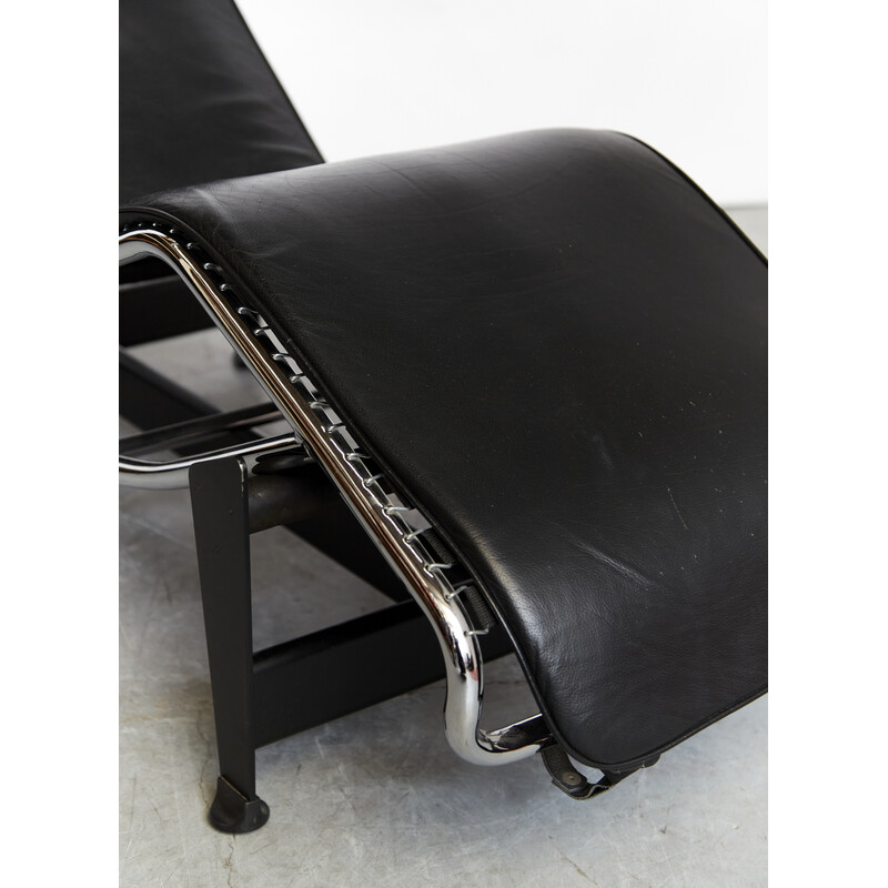Cadeirão reclinável LC4 vintage em pele preta da Perriand et Jeanneret