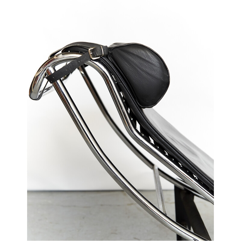 Sillón reclinable vintage LC4 en cuero negro de Perriand et Jeanneret