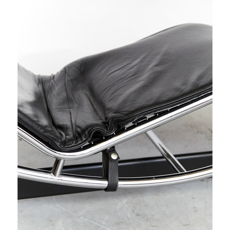 Vintage LC4 reclining armchair in black leather by Perriand et Jeanneret