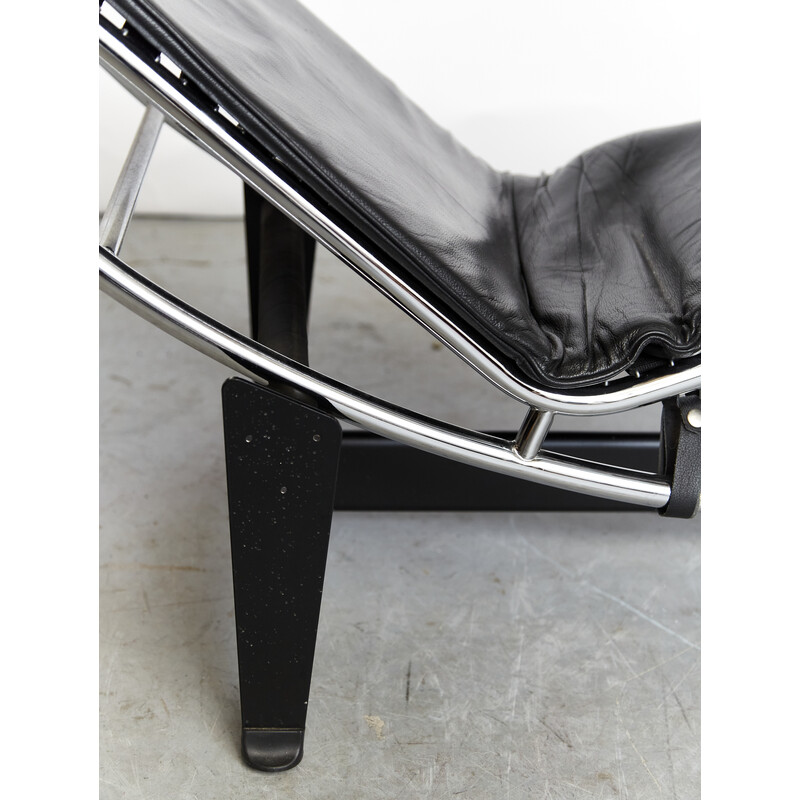 Cadeirão reclinável LC4 vintage em pele preta da Perriand et Jeanneret