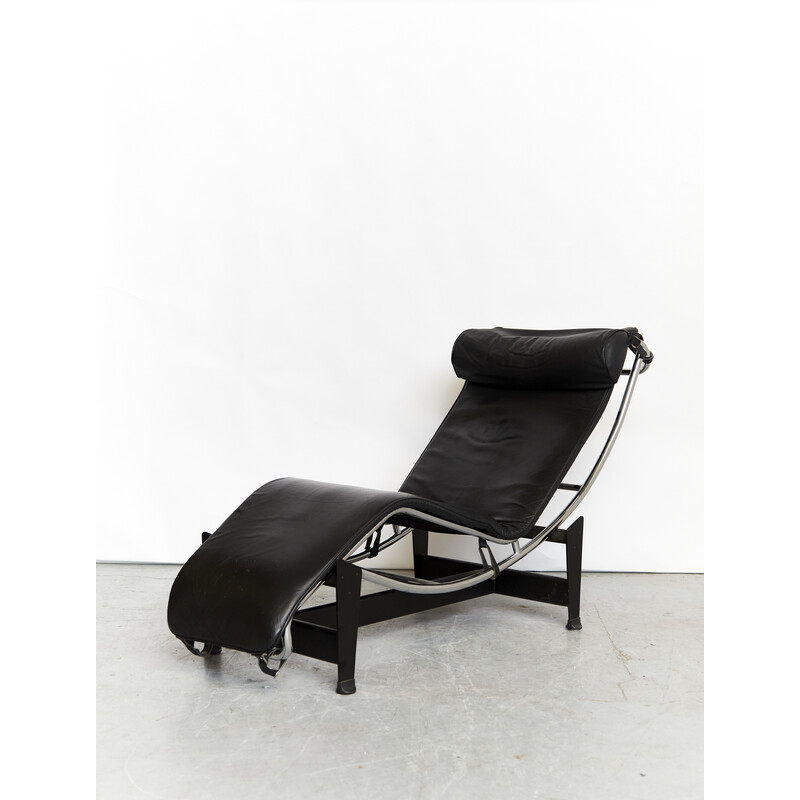 Fauteuil vintage LC4 inclinable en cuir noir par Perriand et Jeanneret