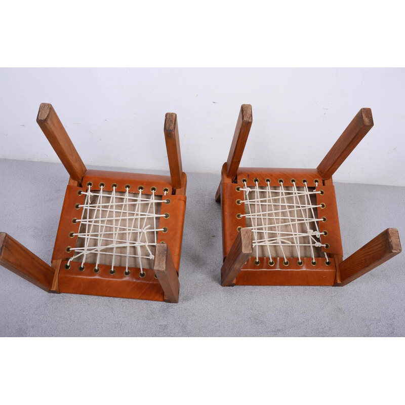 Paar vintage stoelen model S24 in massief iepenhout en leer door Pierre Chapo, 1967