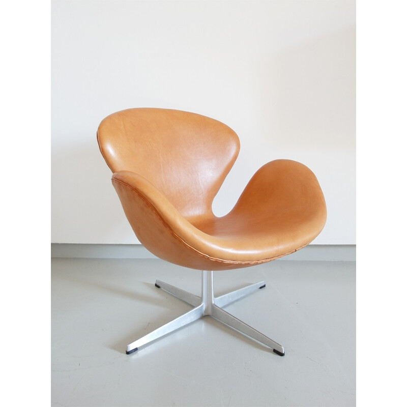 Brown easy chair in leather and aluminium model Swan by Arne Jacobsen for Fritz Hansen - 1960s