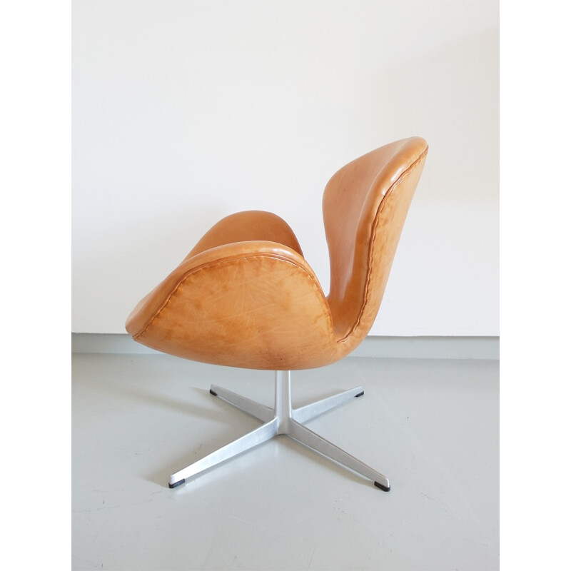 Brown easy chair in leather and aluminium model Swan by Arne Jacobsen for Fritz Hansen - 1960s