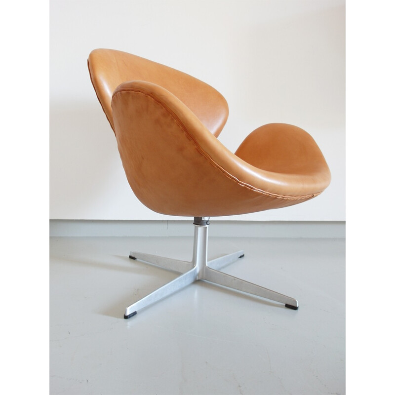 Brown easy chair in leather and aluminium model Swan by Arne Jacobsen for Fritz Hansen - 1960s