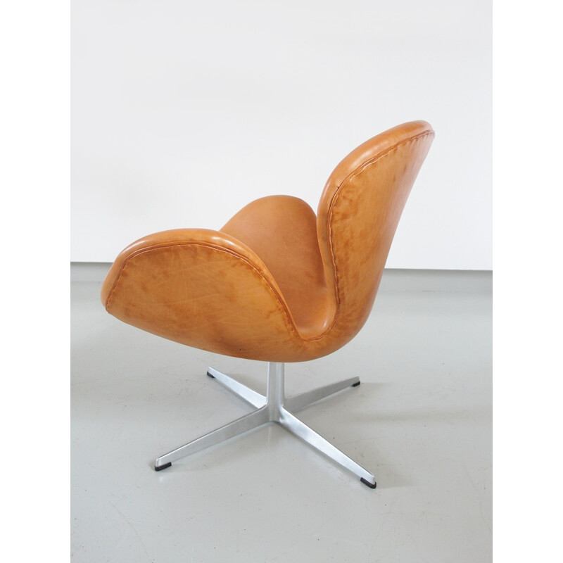 Brown easy chair in leather and aluminium model Swan by Arne Jacobsen for Fritz Hansen - 1960s