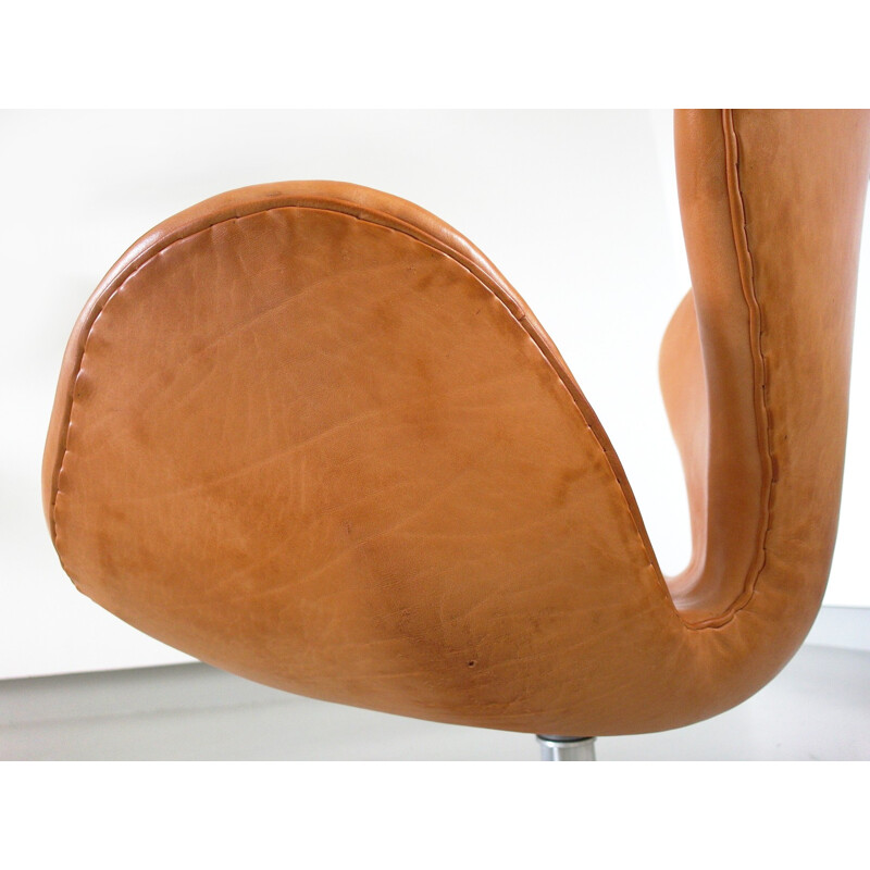 Brown easy chair in leather and aluminium model Swan by Arne Jacobsen for Fritz Hansen - 1960s