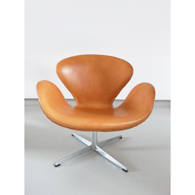 Brown easy chair in leather and aluminium model Swan by Arne Jacobsen for Fritz Hansen - 1960s