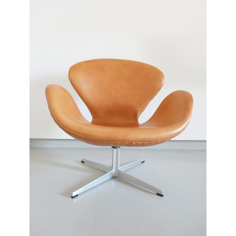 Brown easy chair in leather and aluminium model Swan by Arne Jacobsen for Fritz Hansen - 1960s