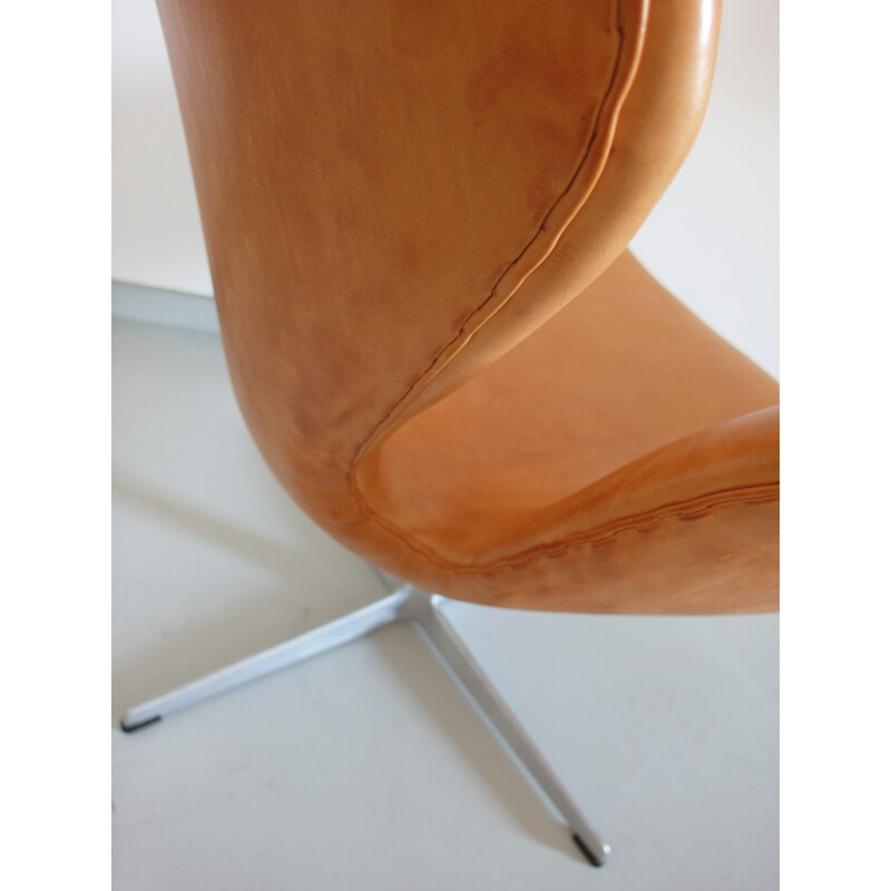 Brown easy chair in leather and aluminium model Swan by Arne Jacobsen for Fritz Hansen - 1960s