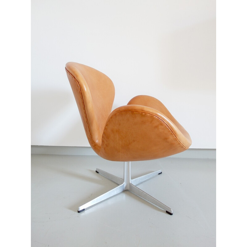 Brown easy chair in leather and aluminium model Swan by Arne Jacobsen for Fritz Hansen - 1960s