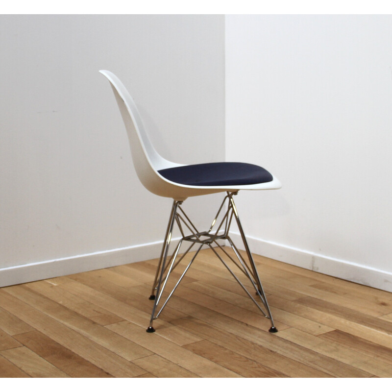 Chaise vintage DSR  en aluminium chromé et plastique blanc par Charles et Ray Eames pour Vitra