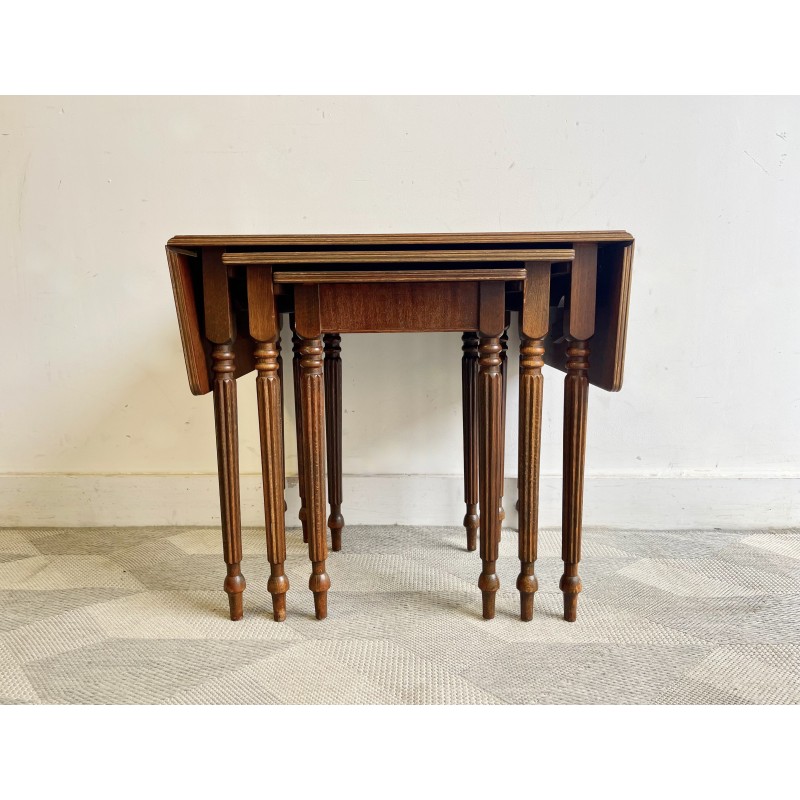 Tables gigognes vintage en bois avec une table à rallonge