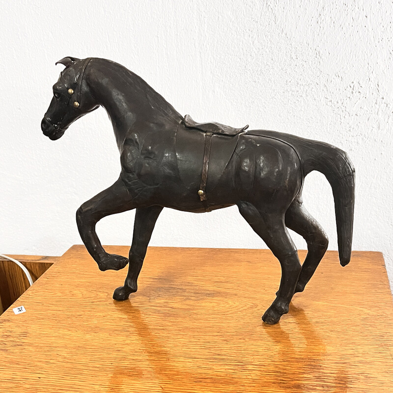 Escultura de figura de cavalo vintage em couro e papel