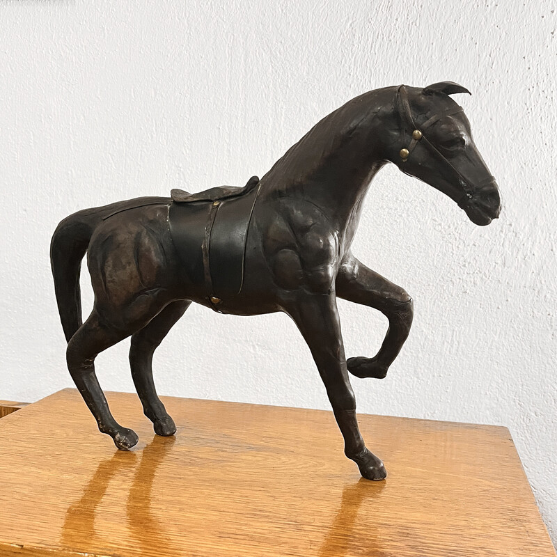 Escultura de figura de cavalo vintage em couro e papel