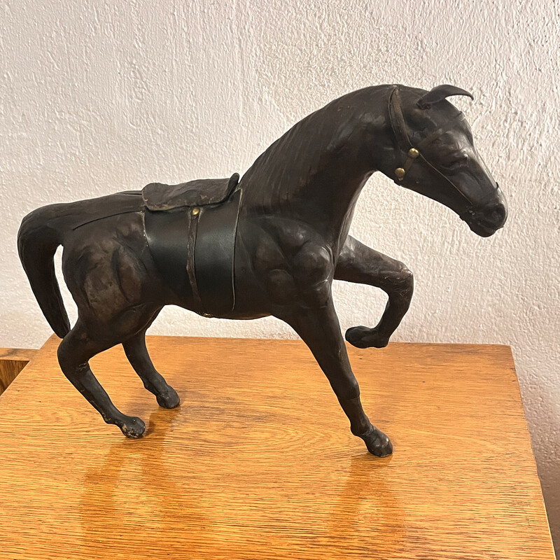 Escultura de figura de cavalo vintage em couro e papel