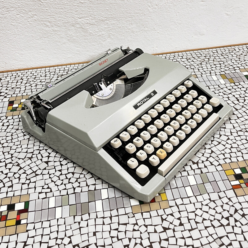 Vintage royal typewriter model Signet, Japan 1970