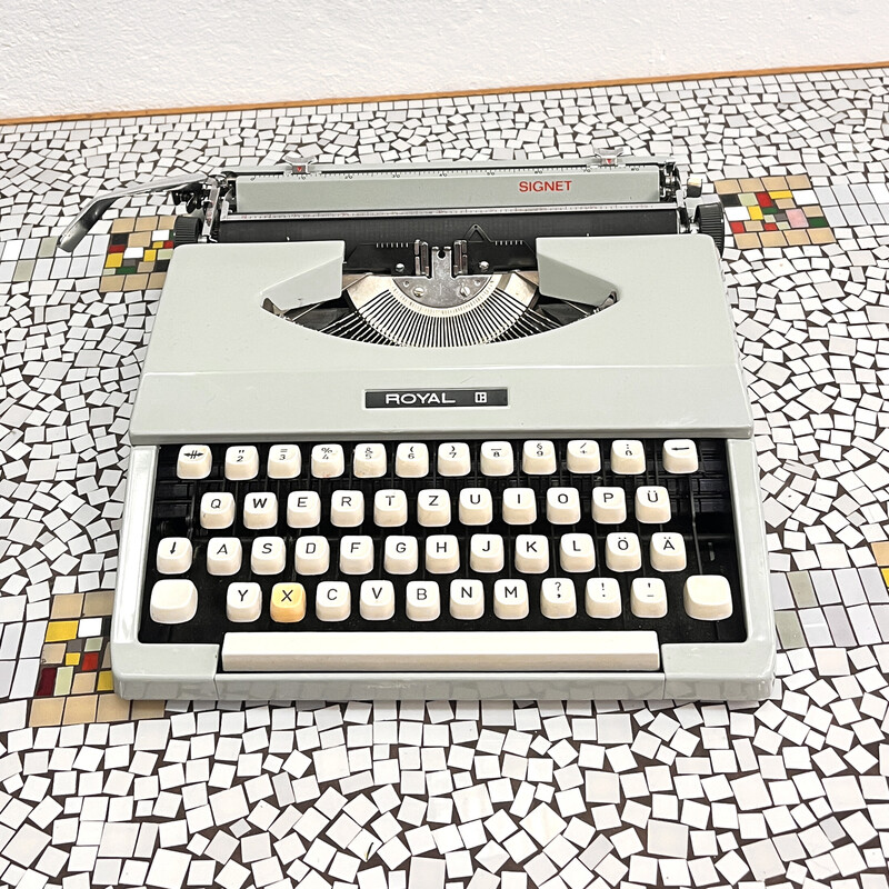 Vintage royal typewriter model Signet, Japan 1970