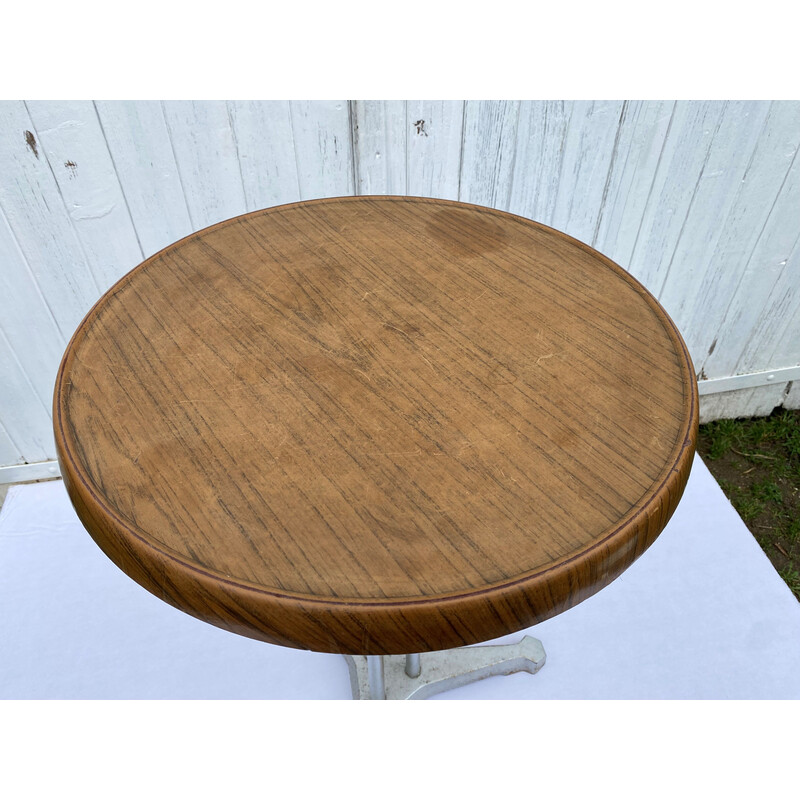 Mesa de centro con tablero de madera antigua y pies sencillos de hierro