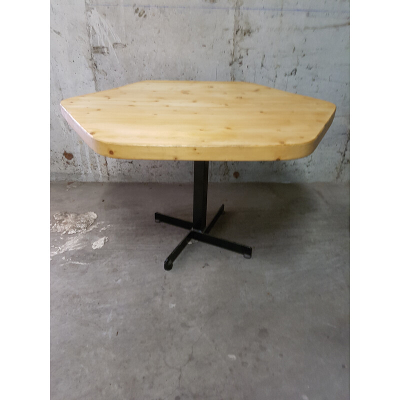 Table pentagonale jaune en bois et en métal de Charlotte Perriand - 1960