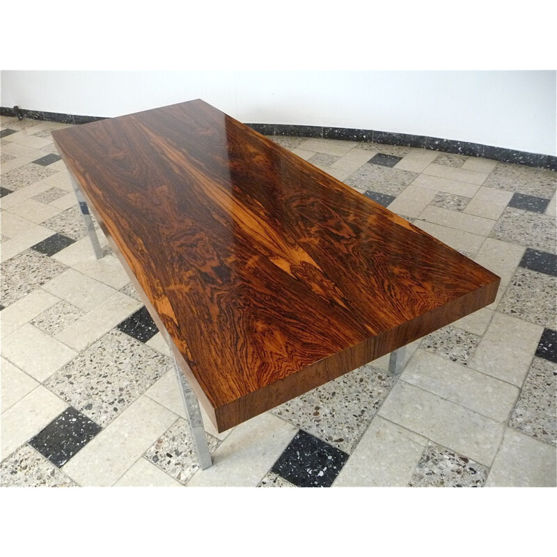 Table basse minimaliste en palissandre avec pieds en acier chromé - 1960