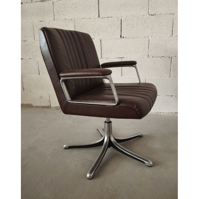 Vintage leather armchair by Osvado Borsani