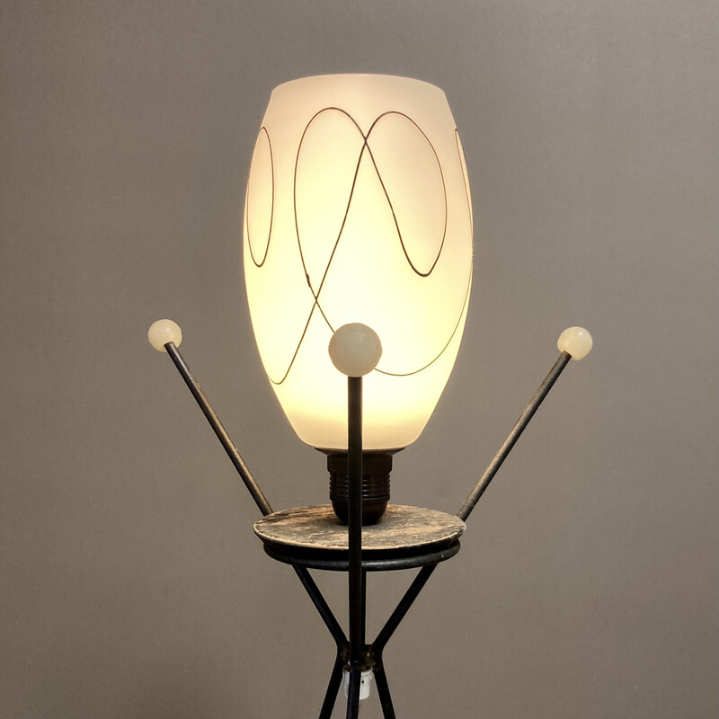 Lampadaire vintage tripode en métal et verre opalin, 1950