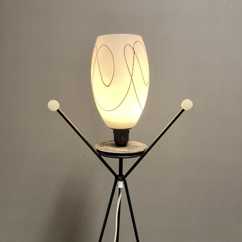 Lampadaire vintage tripode en métal et verre opalin, 1950