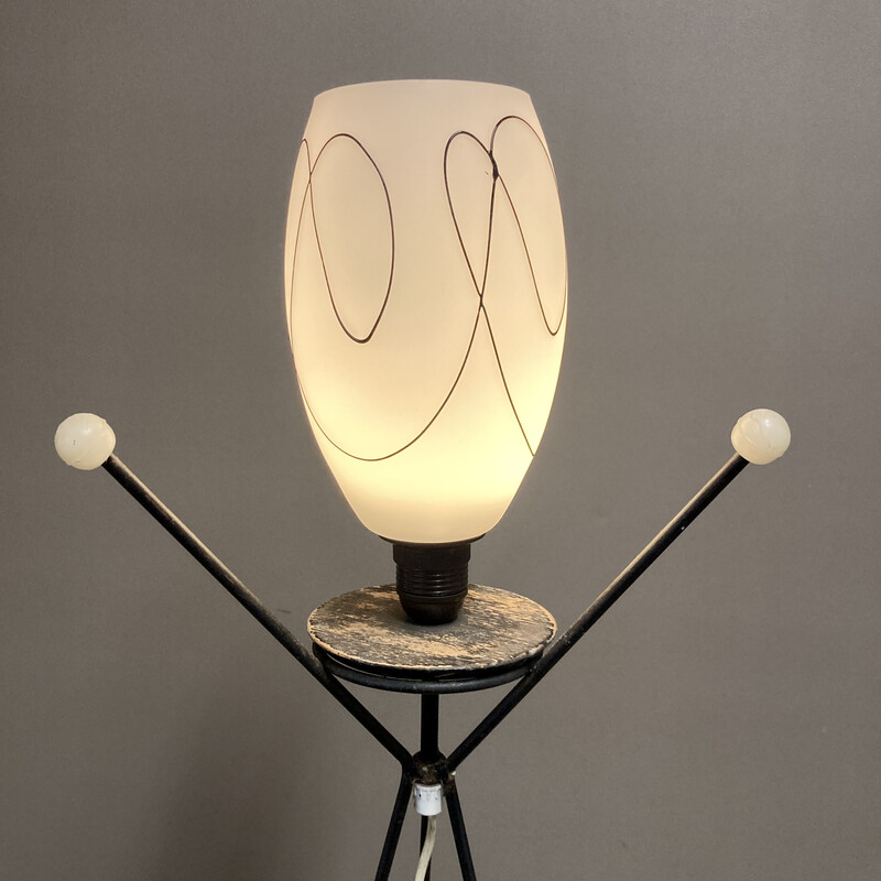 Lámpara de pie trípode vintage en metal y cristal opalino, 1950