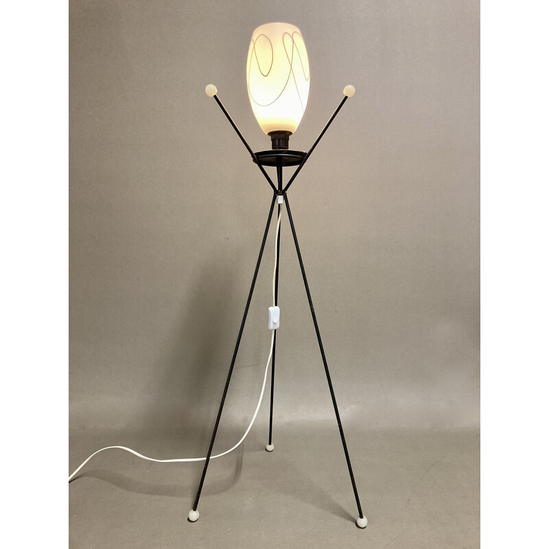 Lampadaire vintage tripode en métal et verre opalin, 1950