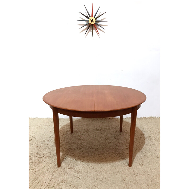 Table de salle à manger ronde extensible danoise en teck produite par Dyrlund - 1960