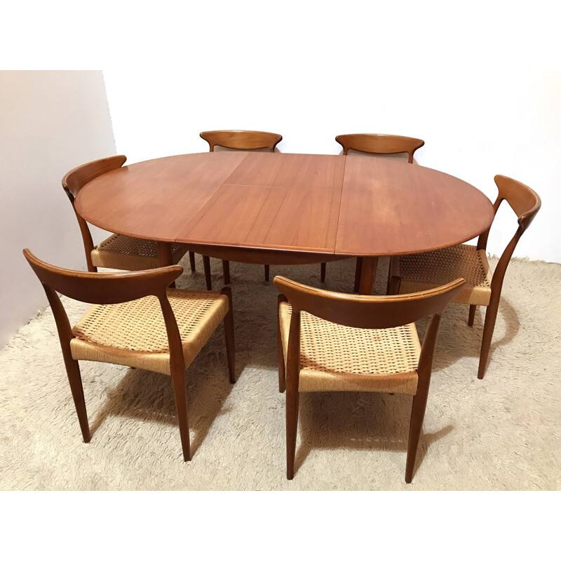 Table de salle à manger ronde extensible danoise en teck produite par Dyrlund - 1960
