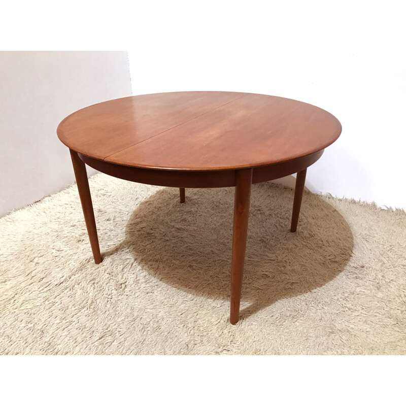 Table de salle à manger ronde extensible danoise en teck produite par Dyrlund - 1960