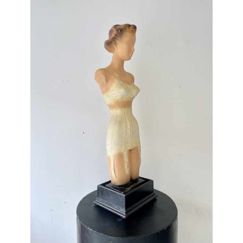 Alte Gipsfigur, die eine weibliche Büste für Novita darstellt, 1950