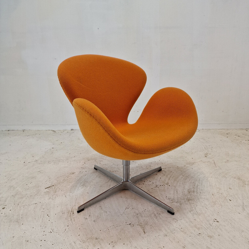 Paar alte Schwan-Stühle mit orangefarbenem Wollstoff von Arne Jacobsen für Fritz Hansen, Dänemark 1950