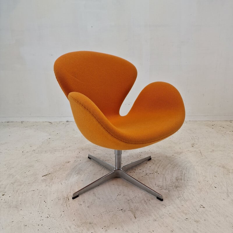Pair of vintage Swan chairs in orange wool fabric by Arne Jacobsen for Fritz Hansen, Denmark 1950