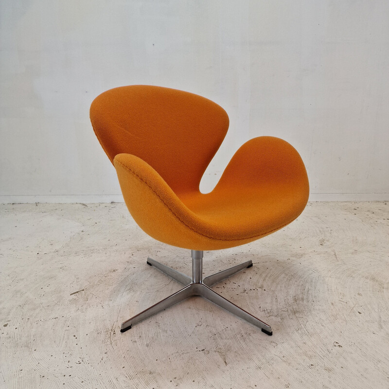 Par de cadeiras Swan vintage em tecido de lã cor de laranja de Arne Jacobsen para Fritz Hansen, Dinamarca 1950