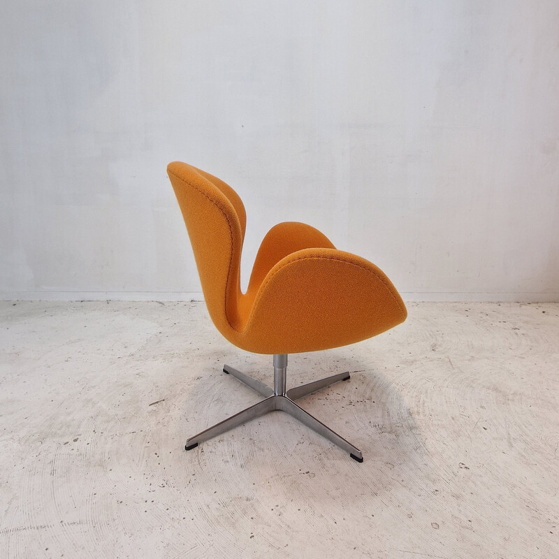 Pair of vintage Swan chairs in orange wool fabric by Arne Jacobsen for Fritz Hansen, Denmark 1950