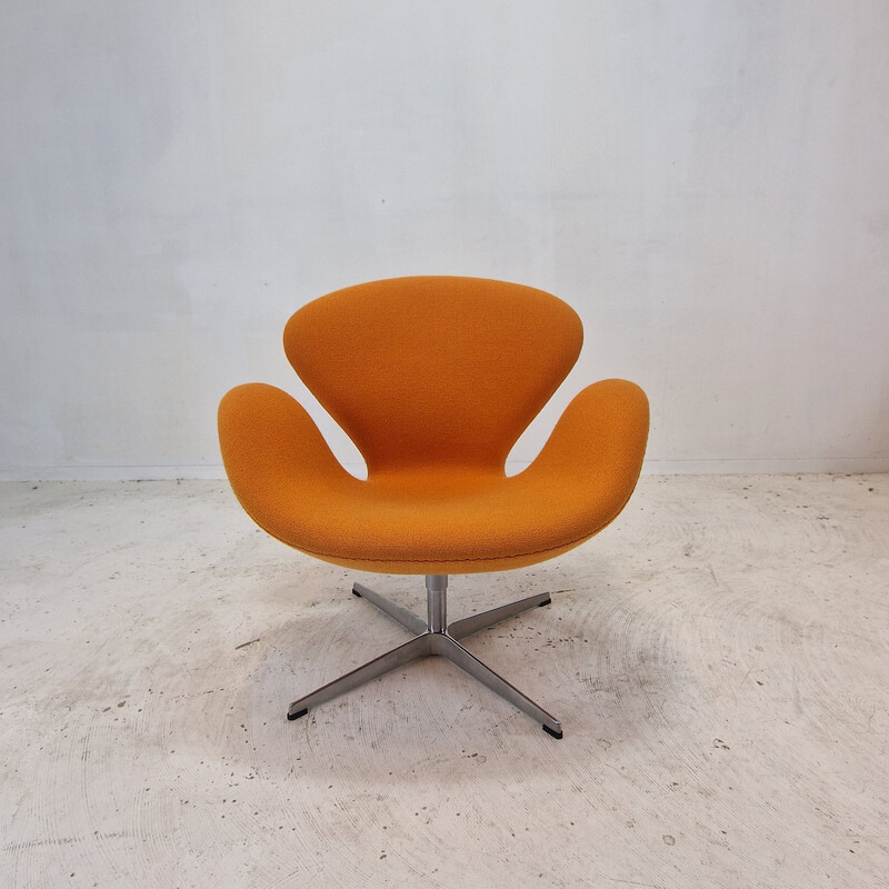 Paar alte Schwan-Stühle mit orangefarbenem Wollstoff von Arne Jacobsen für Fritz Hansen, Dänemark 1950