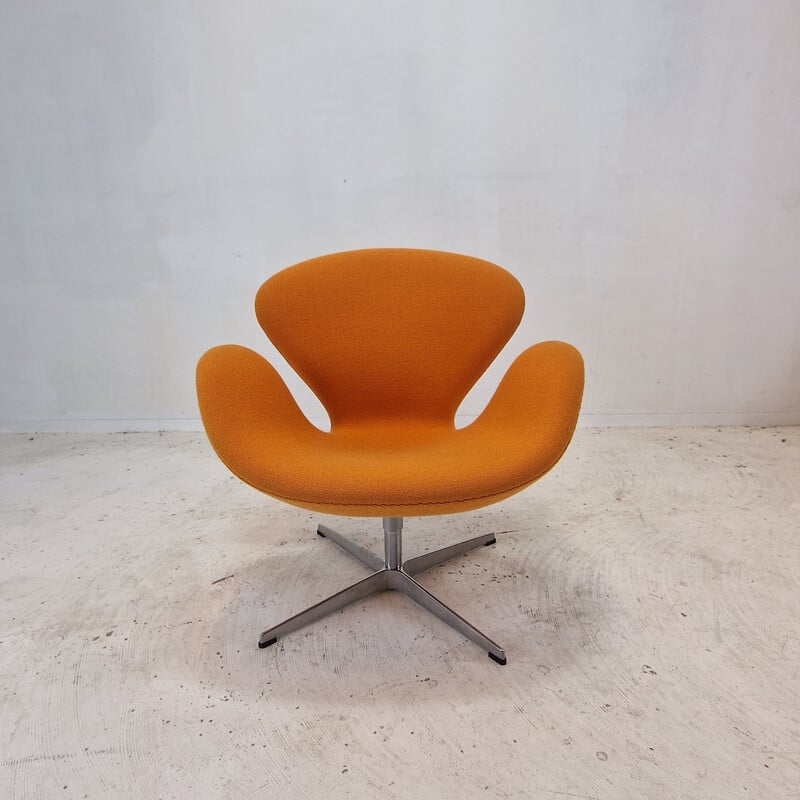 Pair of vintage Swan chairs in orange wool fabric by Arne Jacobsen for Fritz Hansen, Denmark 1950