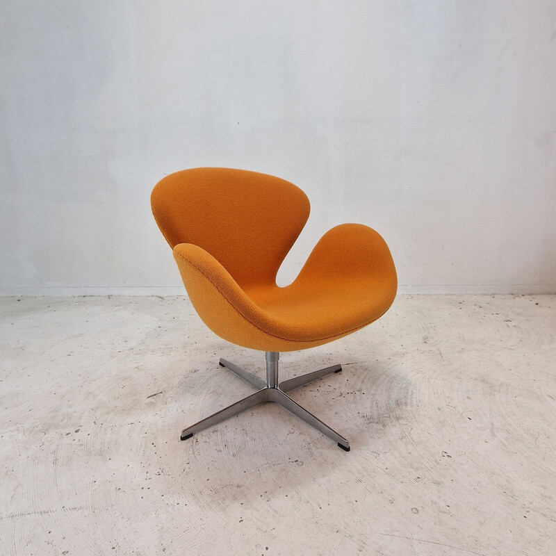 Paar alte Schwan-Stühle mit orangefarbenem Wollstoff von Arne Jacobsen für Fritz Hansen, Dänemark 1950