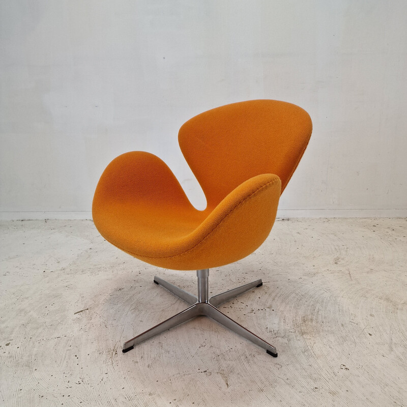 Paar alte Schwan-Stühle mit orangefarbenem Wollstoff von Arne Jacobsen für Fritz Hansen, Dänemark 1950