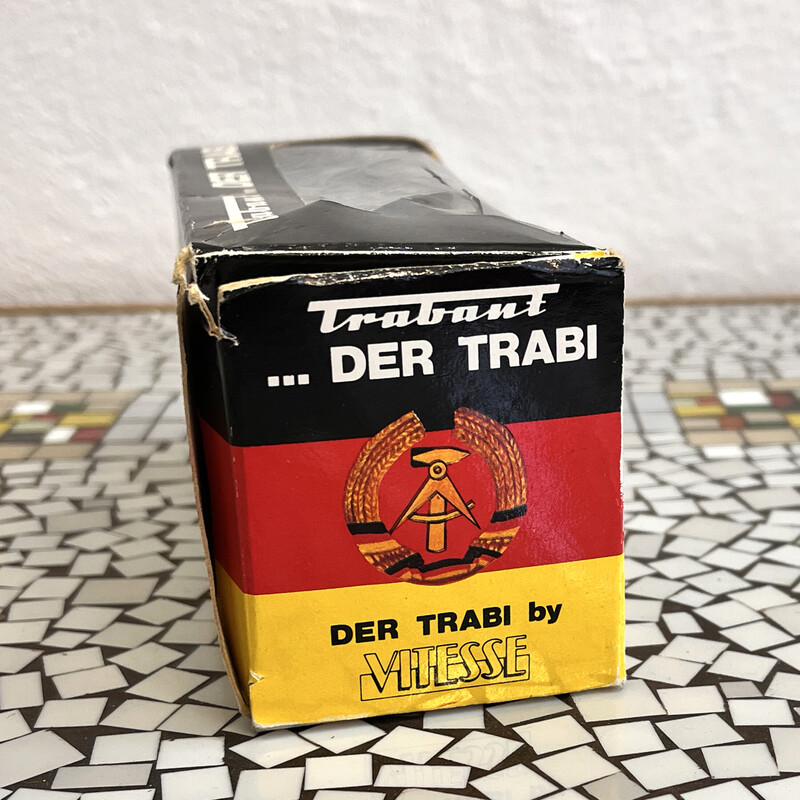 Voiture miniature vintage "Trabant" en métal avec éléments en plastique