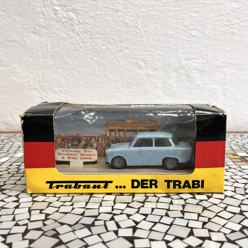 Carro vintage em miniatura "Trabant" feito de metal com elementos de plástico