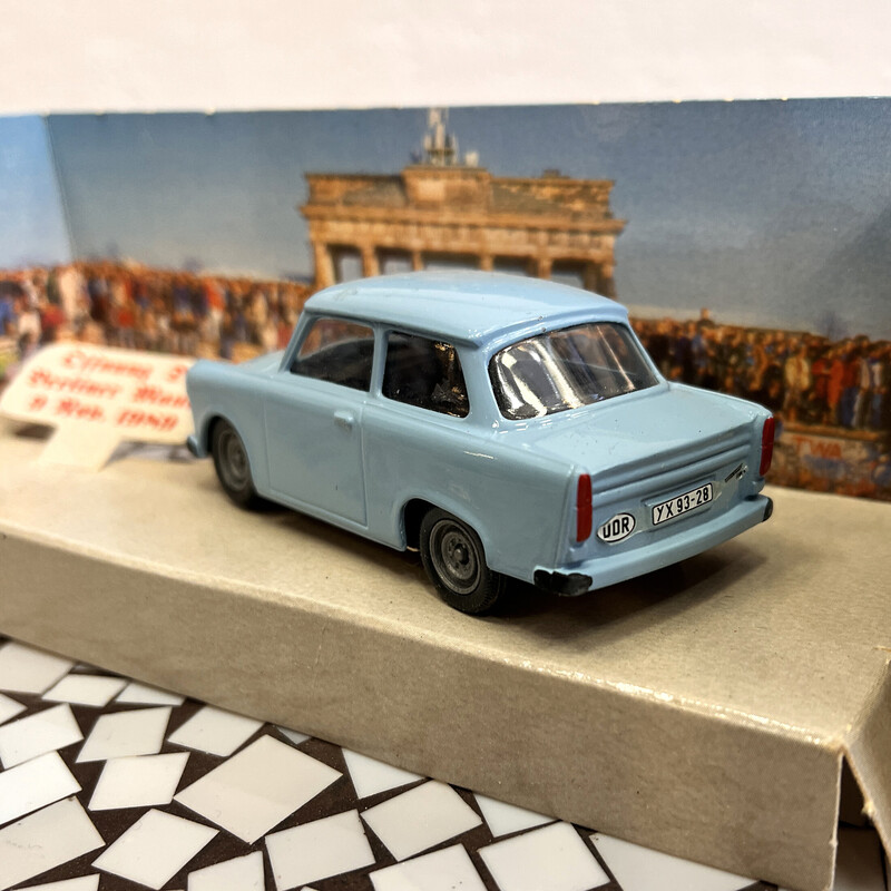 Carro vintage em miniatura "Trabant" feito de metal com elementos de plástico