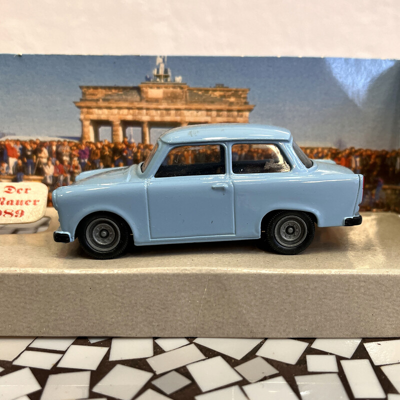 Auto d'epoca in miniatura "Trabant" in metallo con elementi in plastica