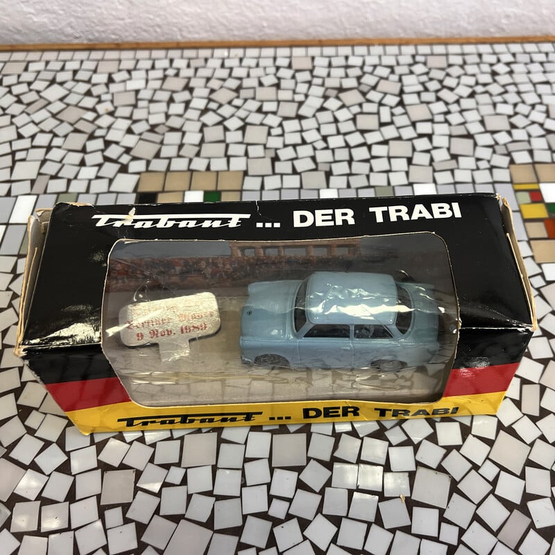 Vintage miniatuur auto "Trabant" gemaakt van metaal met plastic elementen
