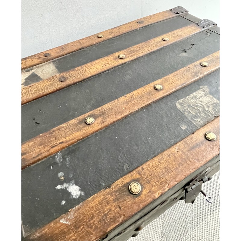 Baú antigo vintage em madeira preta e metal