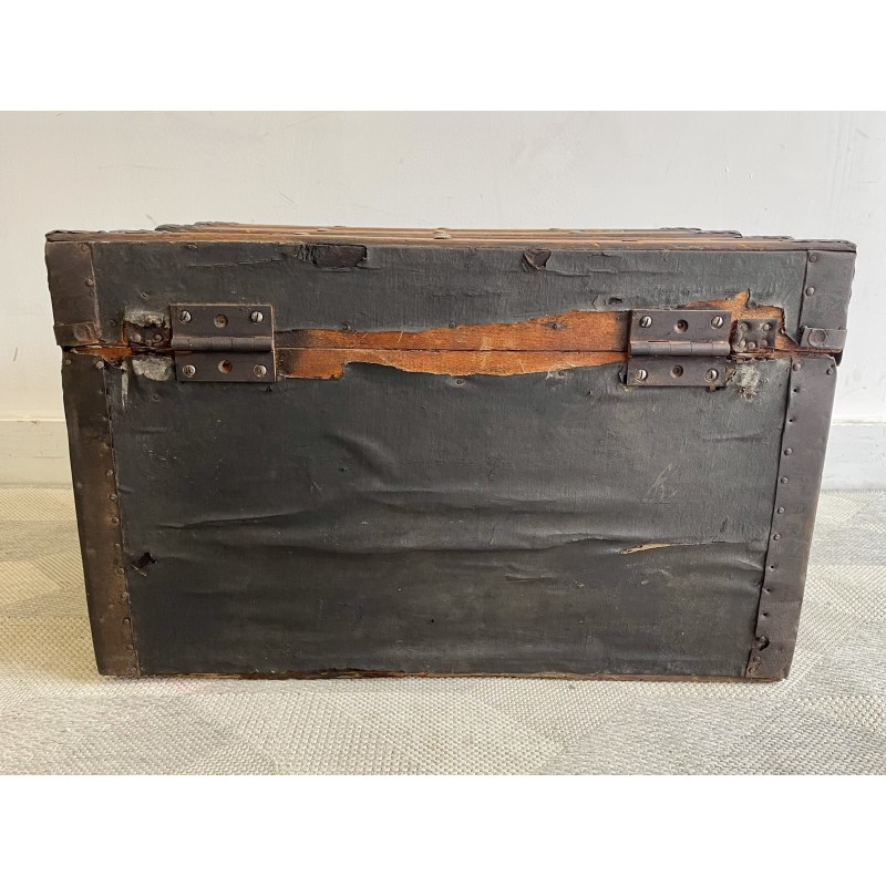 Coffre antique vintage en bois noir et métal
